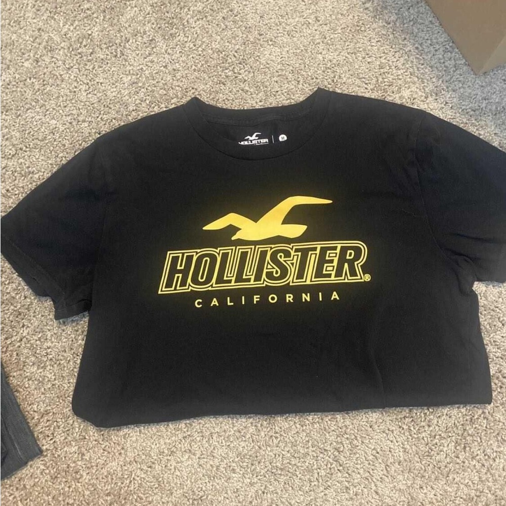 Hollister Black and Yellow Graphic Tee